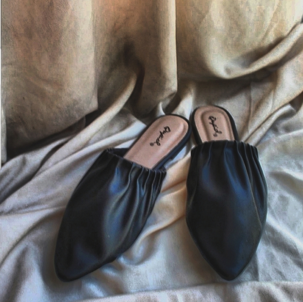 🚨FEW PAIRS LEFT🚨// Black Ruche Flat - Picture 1 of 6